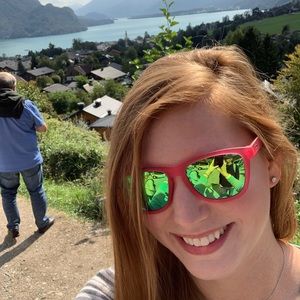 Meet your Posher, Deena